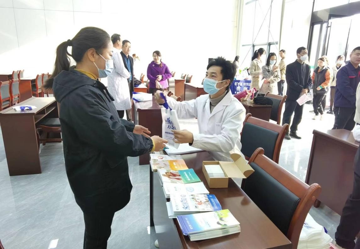 襄阳市南漳县“侨爱心·光明行”暖侨行动 走进企业